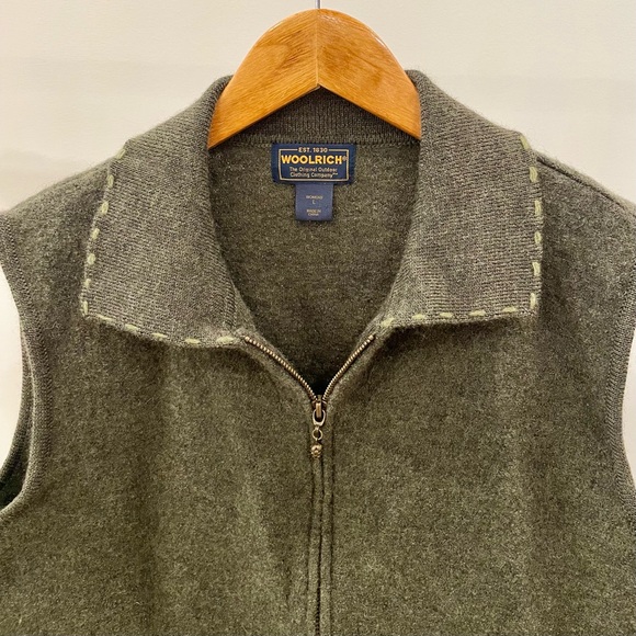 Vintage Woolrich Pinecone Leaves Embroidered Zip Up Collared Vest in Moss Green - Picture 3 of 5